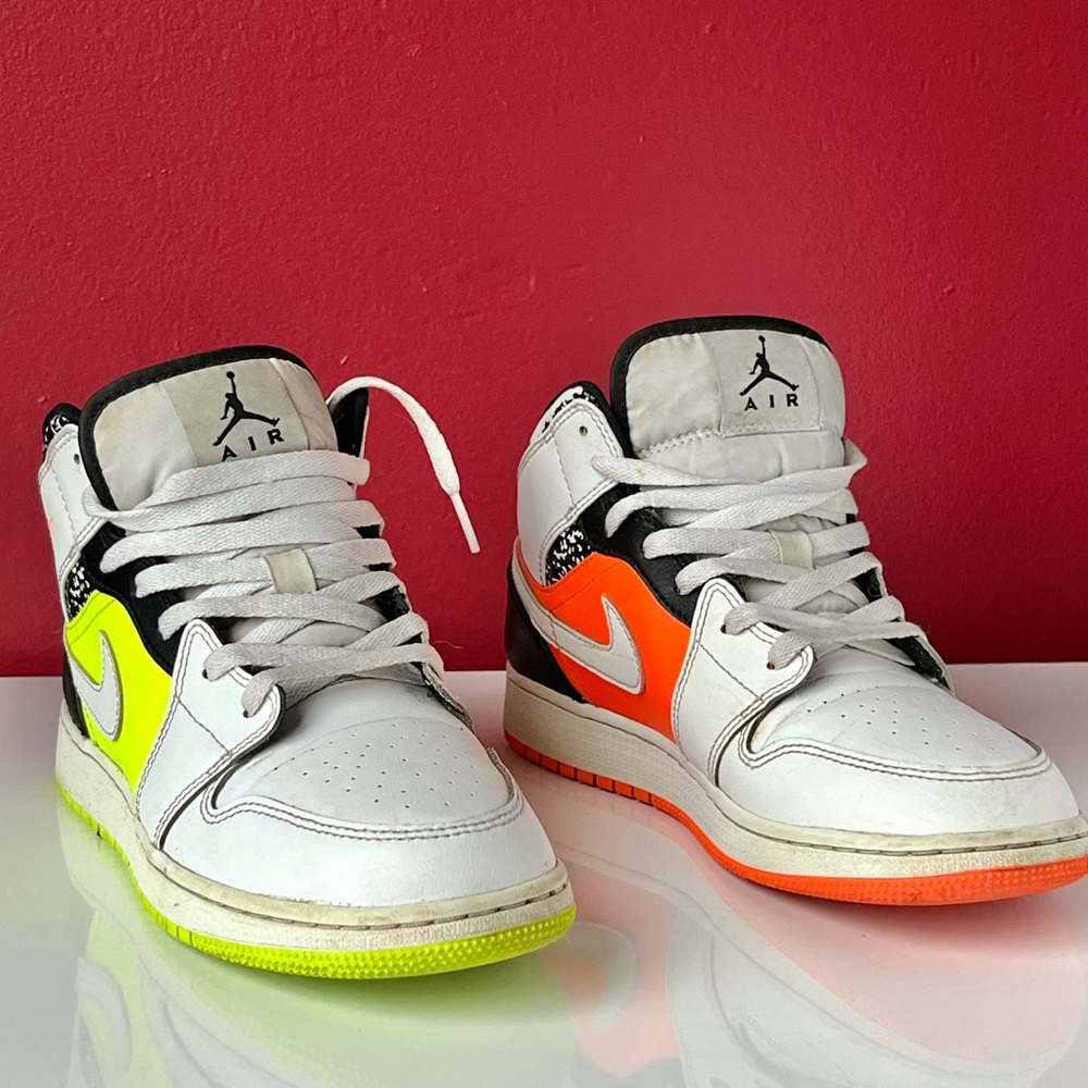 Jordan 1 Mid Notebook